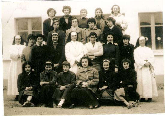 1958 (Sr Pierre au centre)