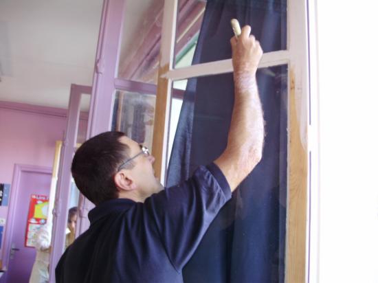 opération peinture avec les parents d'élèves