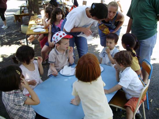 opération peinture avec les parents d'élèves