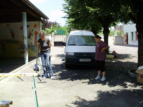 opération peinture avec les parents d'élèves